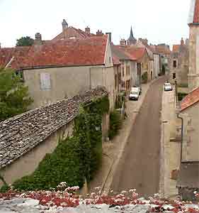 depuis la porte du bourg : in