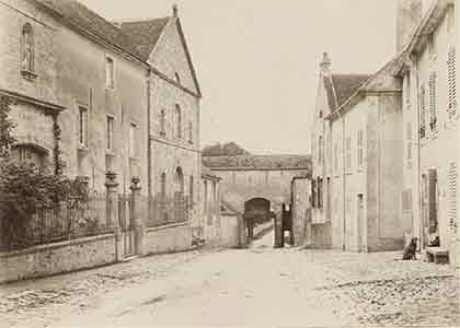 porte du Bourg et Htel Couthier de Souhey Photo Cuenot